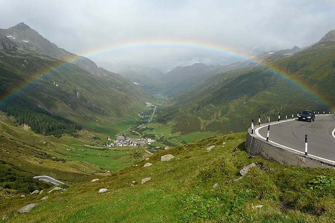 Arc-en-ciel sur le versant Est du Furkapass et du Cornopass